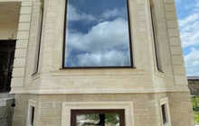 Отделка фасада домов из натурального камня травертин